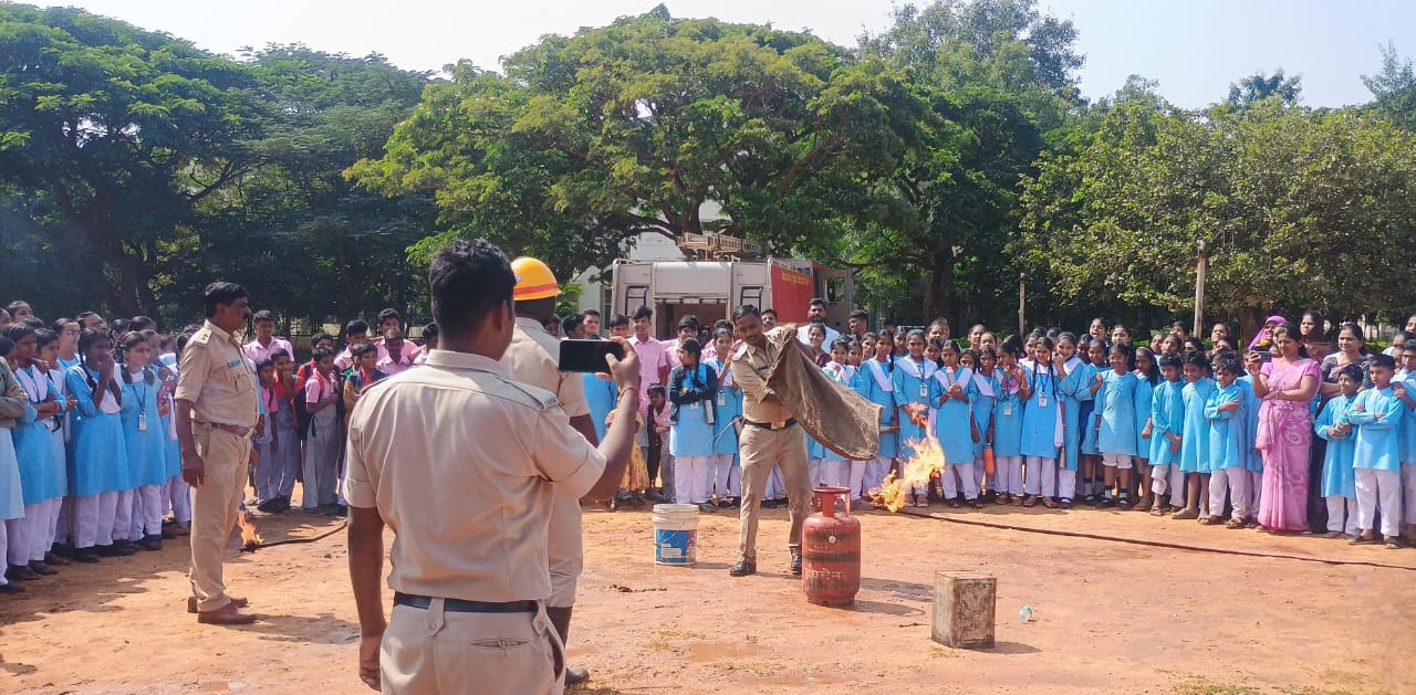 Demonstration by Fire Dept in RVK - Hagaribommanahalli-7